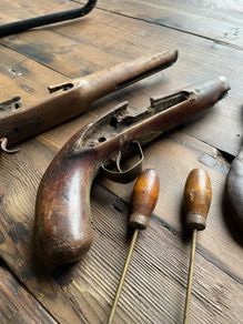 A sundry lot of military collectables.