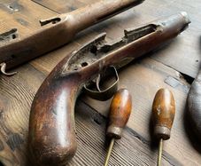 A sundry lot of military collectables.