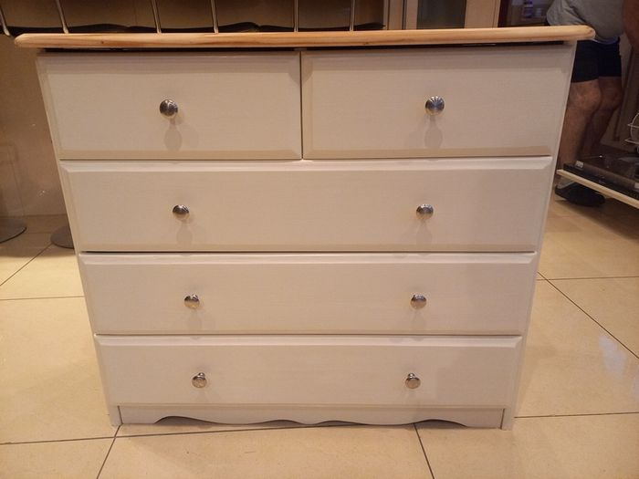 chest of drawers