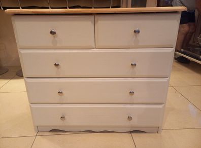 chest of drawers
