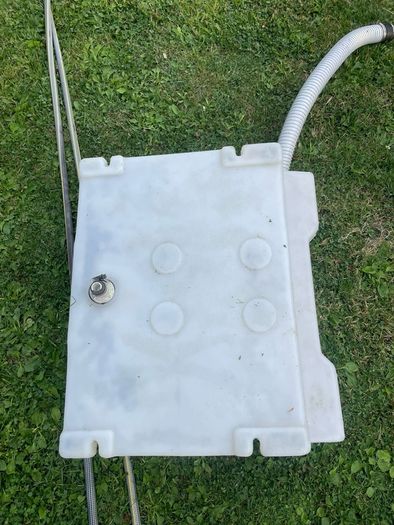 Underbody water storage for Camper