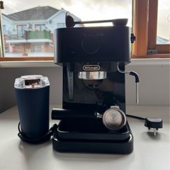 DeLonghi Coffee Machine with Coffee Grinder