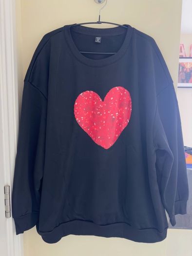 Shein Lune Black with Printed Red Heart Round Neck Sweatshirt