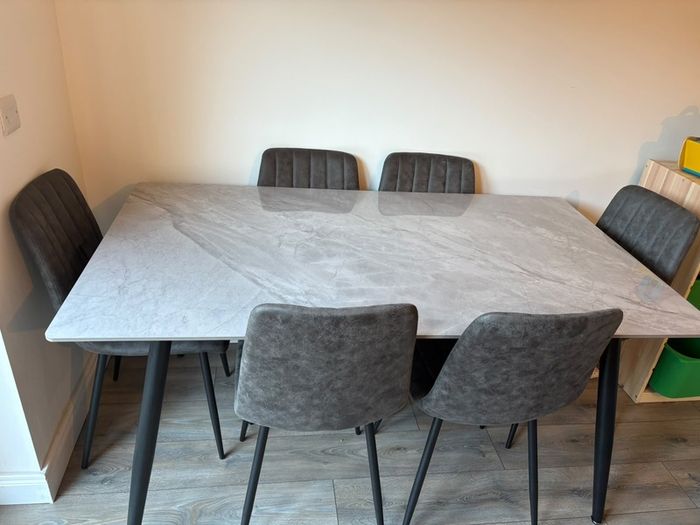 Dining Room Table & 6 Chairs