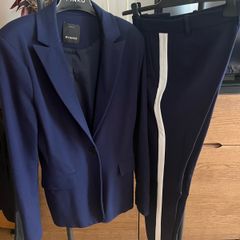 Pinko navy suit