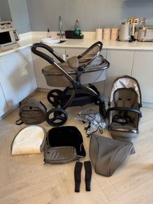 Egg Pram / Travel System Excellent Condition