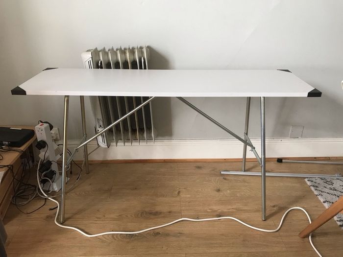 Knitting machine table