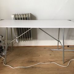 Knitting machine table