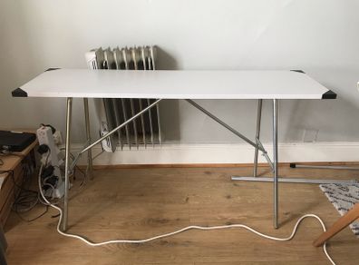 Knitting machine table