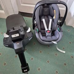 Maxi cosi baby car seat with isofix base
