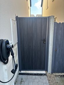 Side Gate