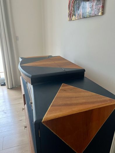 Delivery Available! Stunning Vintage Sideboard Cocktail Cabinet/Drinks Cabinet/ Sideboard