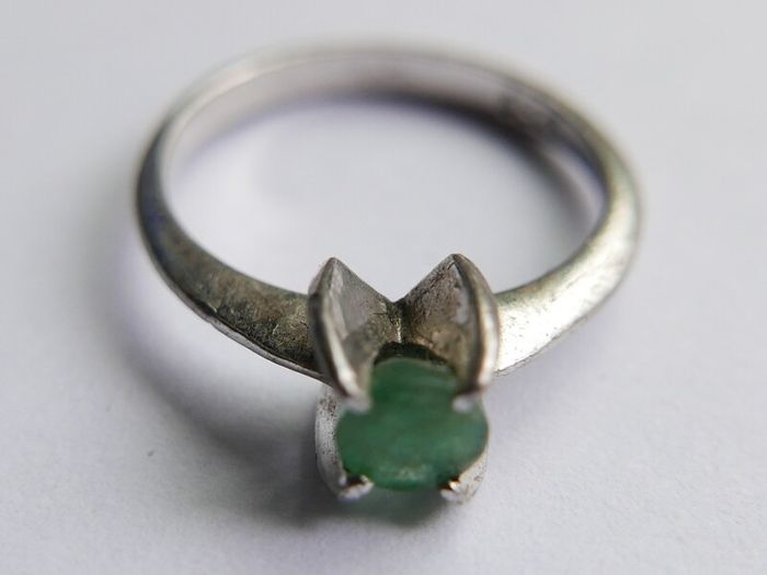 Vintage 925 Sterling Silver Ring with Green Stone