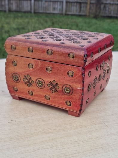 Vintage wooden box for jewelry or threads