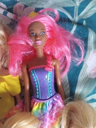 large bundle barbie /ken dolls