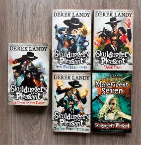 Skulduggery Pleasant Book Bundle (4 Books + 1 FREE)
