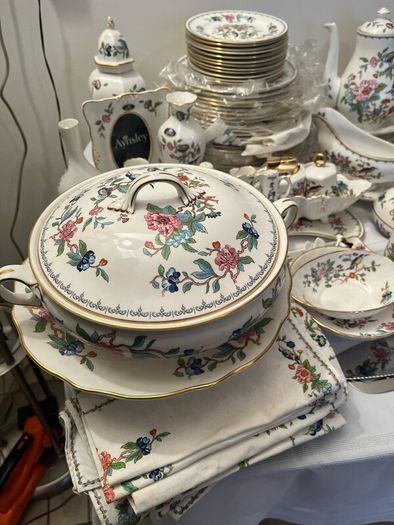 Aynsley dishes.Pembroke.Sold in total.