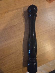 Tall pepper mill
