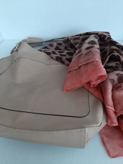 new bag and new scarf tag attacheed