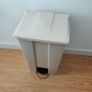 Rubbermaid Commercial Products Legacy Step-On 87L White Pedal Plastic Waste Bin Image 5