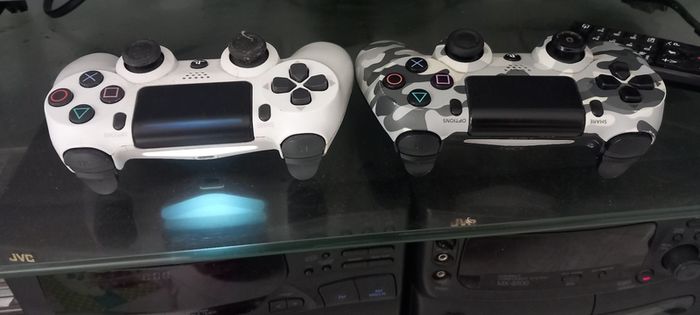 2 PS4 controller