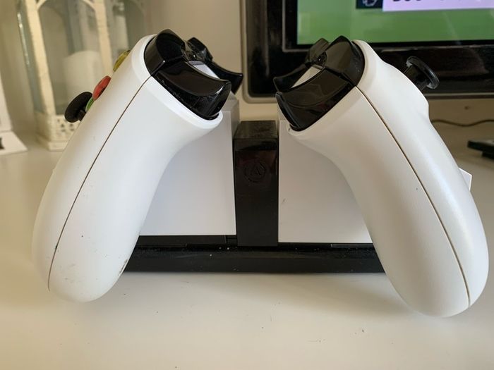 Xbox Controllers Double Charging Station - no more constantly buying batteries! ( Xbox One)