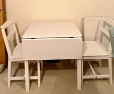 Small extendable table and two chairs