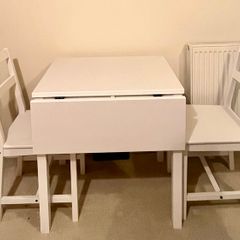 Small extendable table and two chairs