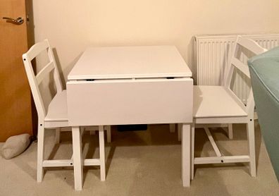 Small extendable table and two chairs