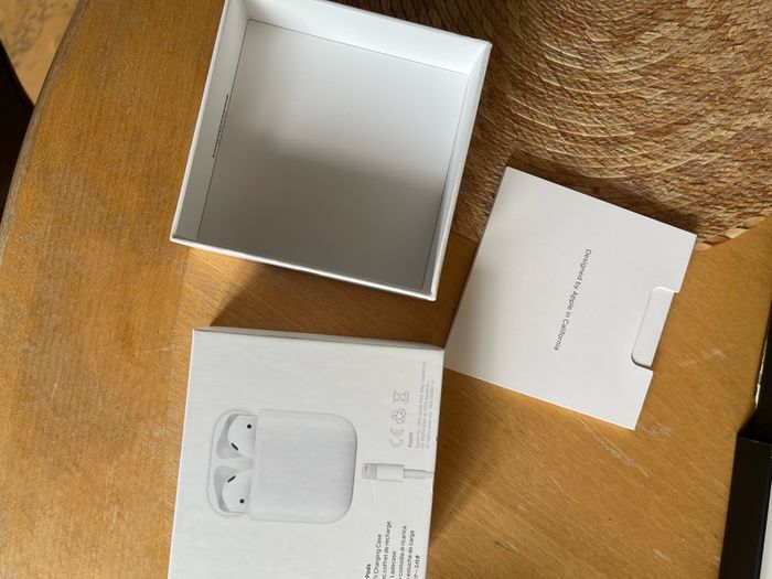 AirPods box
