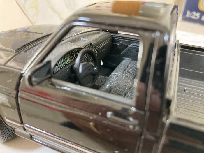Ford F-150 Pickup Year 1993 Scale 1/25 Maisto