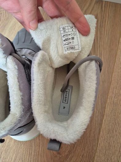 winter boots, size UK 4