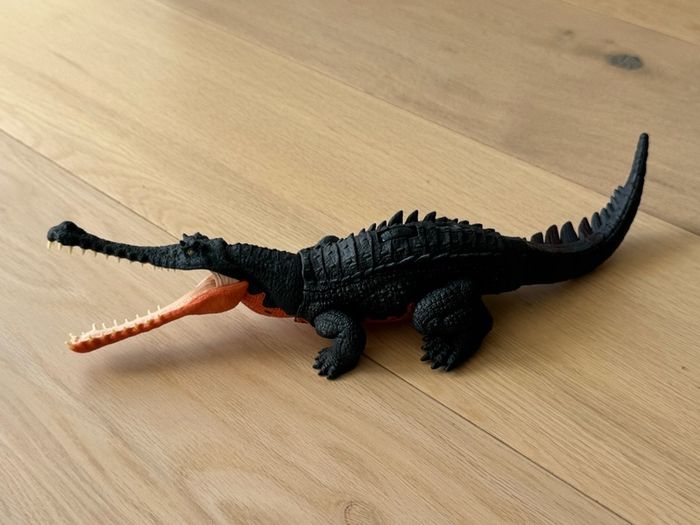 Mattel Jurassic World Wild Roar Gryposuchus - Toy with Attack Movement and Roar Sound