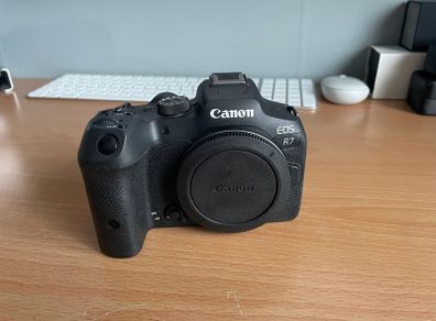 Canon R7