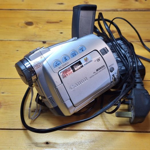Canon MV600i (DM-MV600i E) MiniDV Digital Video Camcorder (PAL) - Playback Only / For Parts or Digitizing