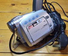 Canon MV600i (DM-MV600i E) MiniDV Digital Video Camcorder (PAL) - Playback Only / For Parts or Digitizing