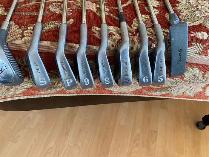 Set of left handed golf clubs