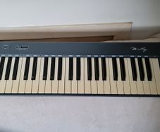 CME M-Key MIDI keyboard.