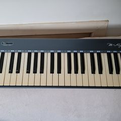 CME M-Key MIDI keyboard.