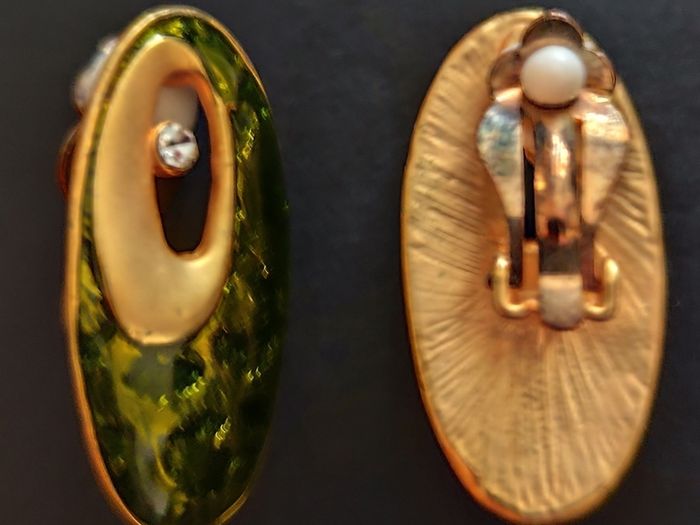 Vintage 1990s clip on earrings