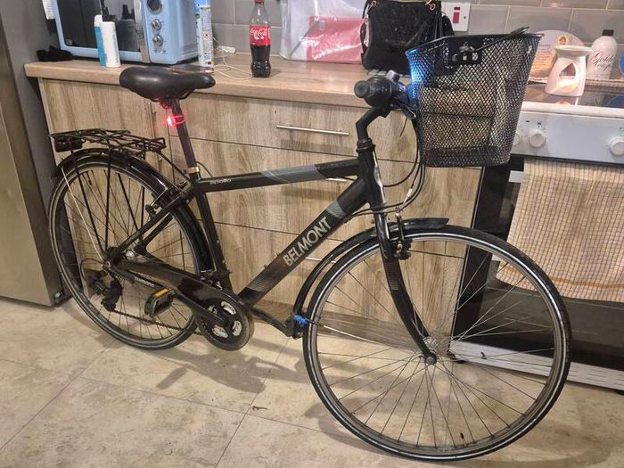 Apollo Belmont Men's Hybrid Bike In Black Featuring A Lightweight Alloy Frame A Front Handlebar Basket A Rear Pannier Rack