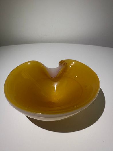 Vintage Alfredo Barbini Attributed Murano Biomorphic Shell Bowl.  Original BD Label. c.1965 to 1975