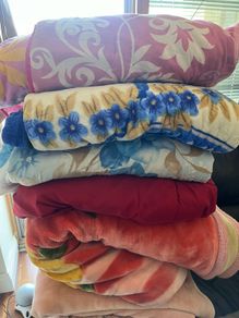 Giving away 6 blankets in very good condition : 2 double size and 4 single size. Free to anyone who may need them, but must go together.