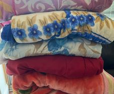 Giving away 6 blankets in very good condition : 2 double size and 4 single size. Free to anyone who may need them, but must go together.