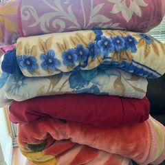 Giving away 6 blankets in very good condition : 2 double size and 4 single size. Free to anyone who may need them, but must go together.