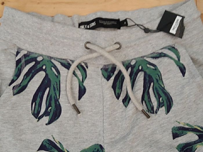 Mens shorts (size M) Brand new