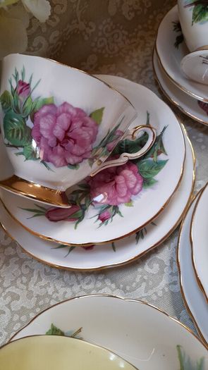 Vintage  Paragon "Six World Famous Rose" tea trios