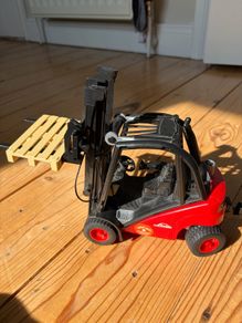 Bruder Linde H30D Forklift with Trailer Coupling and 2 Pallets scale 1:16