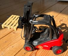 Bruder Linde H30D Forklift with Trailer Coupling and 2 Pallets scale 1:16