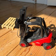 Bruder Linde H30D Forklift with Trailer Coupling and 2 Pallets scale 1:16